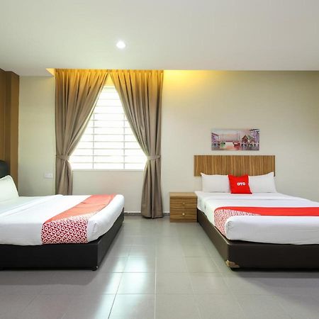 Oyo 89839 Riaz Hotel Malacca Eksteriør billede